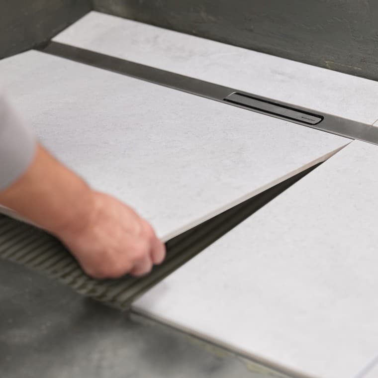 Zareze na kanaleti zagotavljajo zanesljivo pritrjenost v tleh. Zareze na kanaleti zagotavljajo zanesljivo pritrjenost v tleh.