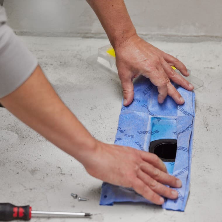 Tesnjenje na kanalete Geberit je v tovarni že predhodno nameščeno. Tesnjenje na kanalete Geberit je v tovarni že predhodno nameščeno.