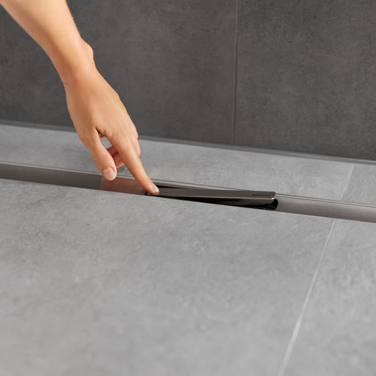 Nastavek z glavnikom ujame umazanijo in lase ter ga je mogoče enostavno odstraniti, sprati in očistiti. Nastavek z glavnikom ujame umazanijo in lase ter ga je mogoče enostavno odstraniti, sprati in očistiti.