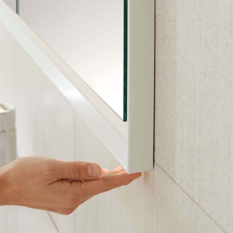 Enostavno upravljanje omarice z ogledalom Geberit ONE Enostavno upravljanje omarice z ogledalom Geberit ONE