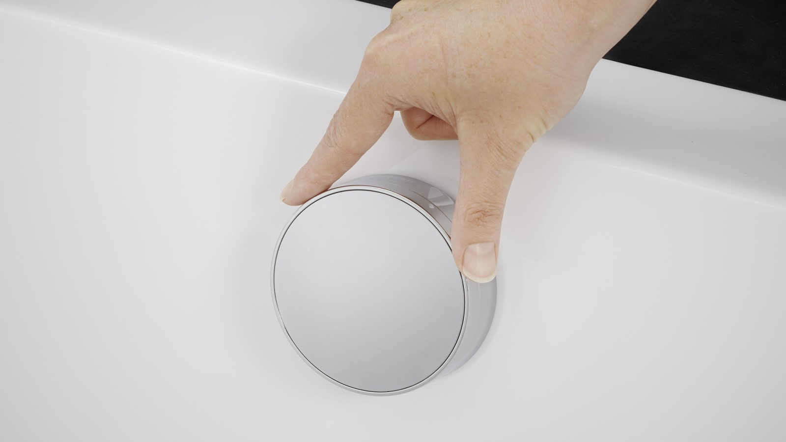 Odtok kopalne kadi z aktiviranjem z vrtenjem Odtok kopalne kadi z aktiviranjem z vrtenjem