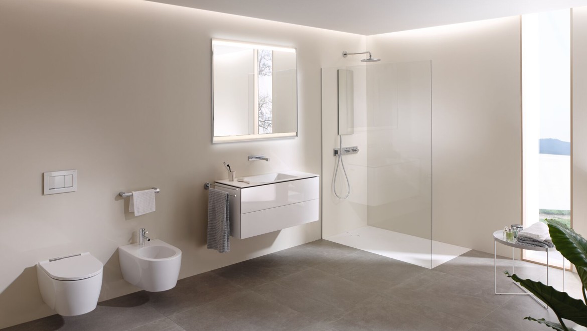 Pogled v veliko kopalnico s tuš WC-jem Geberit AquaClean Mera, kopalniškim pohištvom in kopalniško keramiko (© Geberit) Pogled v veliko kopalnico s tuš WC-jem Geberit AquaClean Mera, kopalniškim pohištvom in kopalniško keramiko (© Geberit)