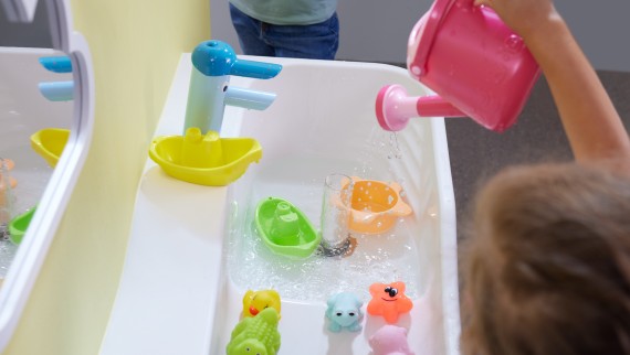 Prostor za igro in umivanje Geberit Bambini z umivalnikom, ki ga je mogoče zajeziti
