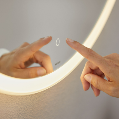 Ročno stikalo s senzorjem na dotik na možnosti Geberit Okroglo ogledalo (© Geberit)