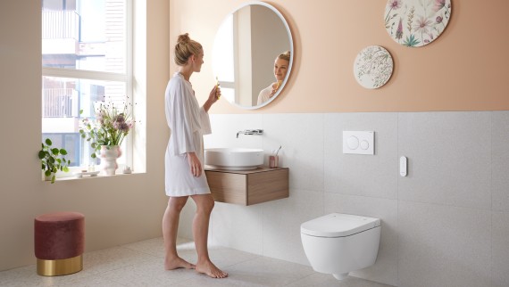 Ženska v kopalnici z Geberit AquaClean Alba – cenovno ugodno bide stranišče s funkcijo pršenja Ženska v kopalnici z Geberit AquaClean Alba – cenovno ugodno bide stranišče s funkcijo pršenja