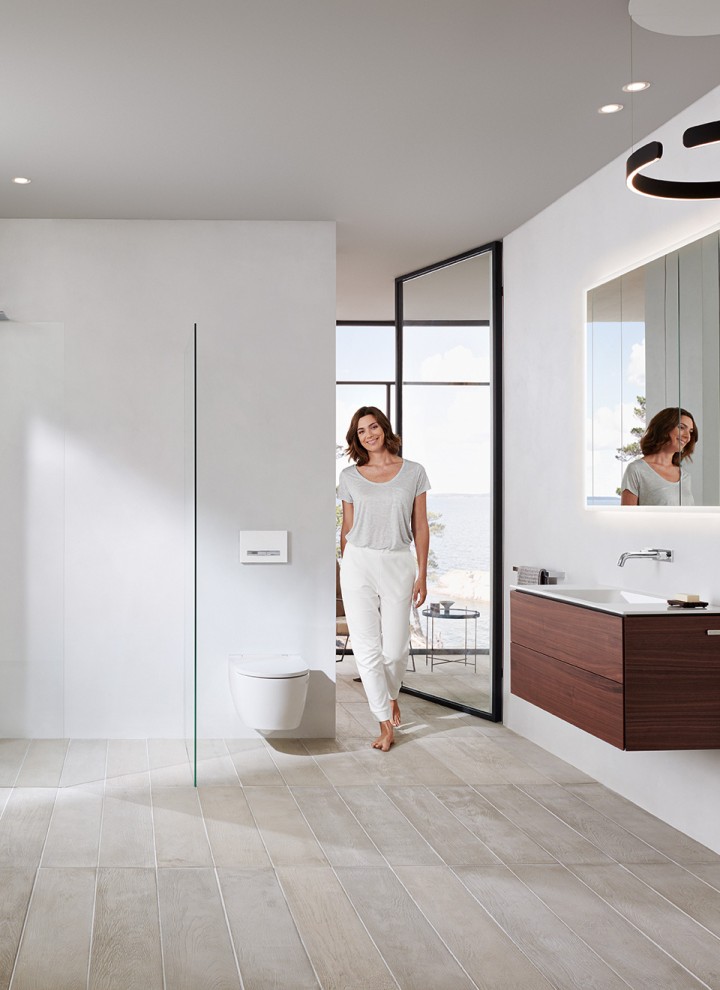 Ženska v beli kopalnici iz kopalniške serije Geberit ONE Ženska v beli kopalnici iz kopalniške serije Geberit ONE