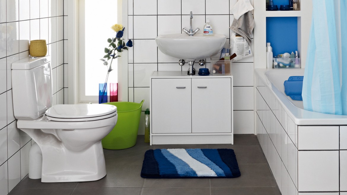 Natlačena kopalnica pred prenovo s talno WC školjko in nadometnim splakovalnikom Natlačena kopalnica pred prenovo s talno WC školjko in nadometnim splakovalnikom