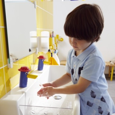Umivanje rok je po zaslugi umivalnika Geberit Bambini zabavno