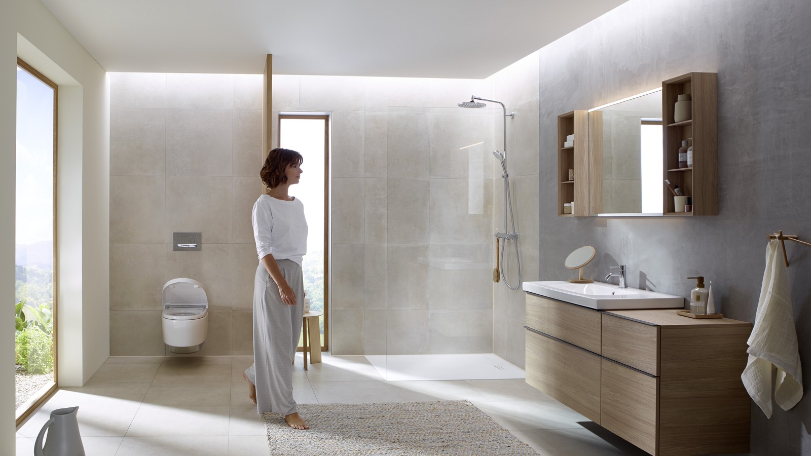 Ženska stoji v kopalnici Geberit iCon(© Geberit) Ženska stoji v kopalnici Geberit iCon(© Geberit)