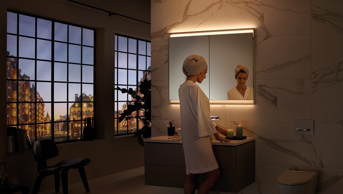 Zrcalna omarica Geberit ONE s sistemom ComfortLight, tukaj z ambientalno svetlobo sveč (© Geberit) Zrcalna omarica Geberit ONE s sistemom ComfortLight, tukaj z ambientalno svetlobo sveč (© Geberit)