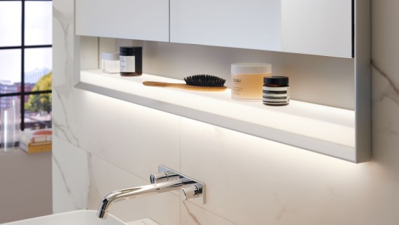 Omarica z ogledalom Geberit ONE z osvetlitvijo ComfortLight in odprto polico