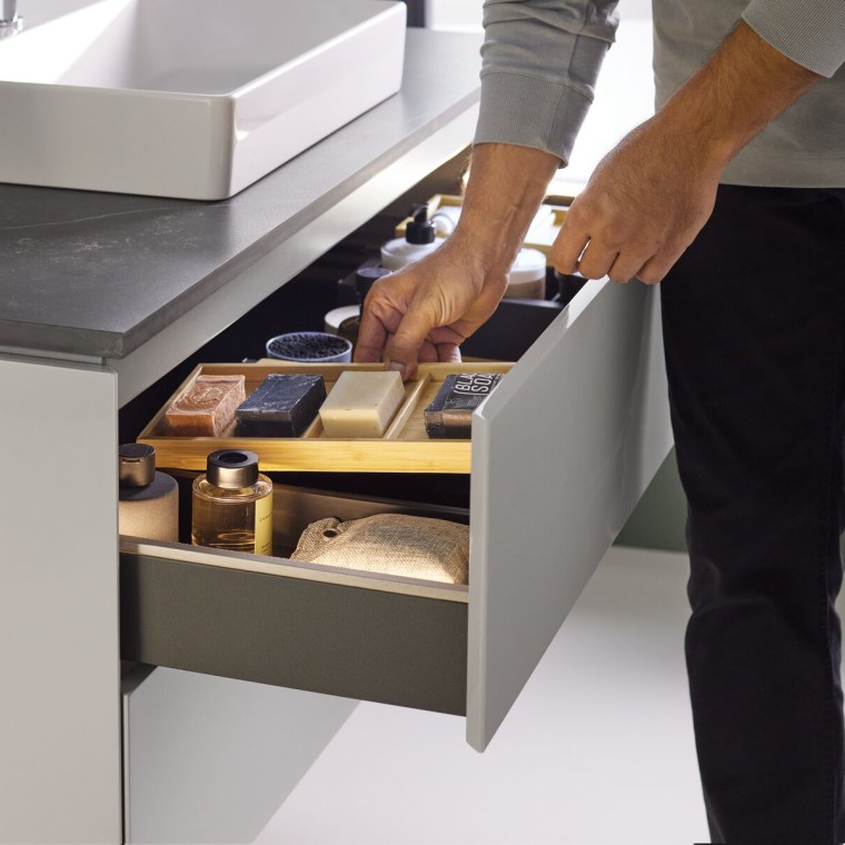 Omarica za umivalnik Geberit ONE z organizacijskim sistemom Omarica za umivalnik Geberit ONE z organizacijskim sistemom