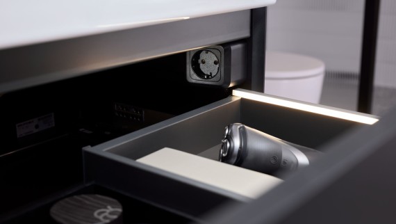 Predal Geberit ONE s svetlobnimi trakovi in elementom z vtičnico