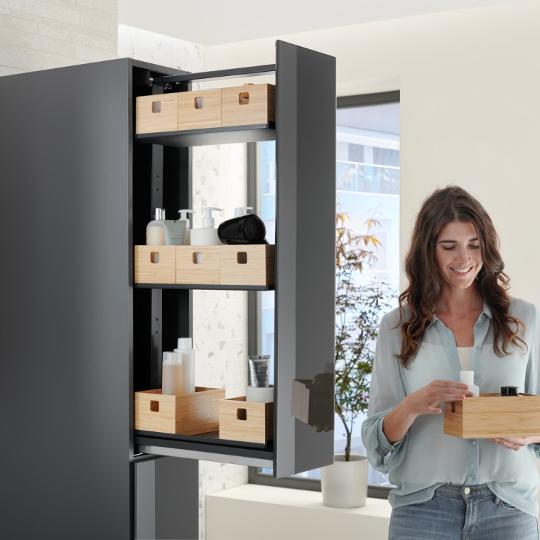 Visoka omara iz lava stekla