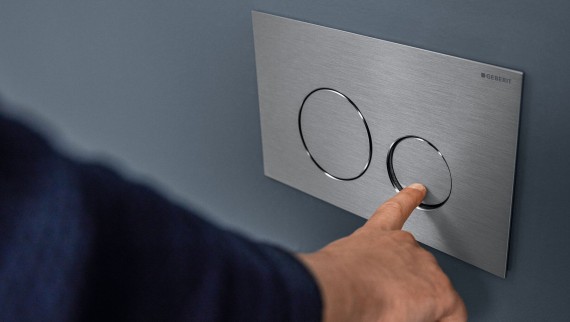 Ročno aktiviranje majhnega splakovanja na okrogli aktivirni tipki Sigma40 (© Geberit) Ročno aktiviranje majhnega splakovanja na okrogli aktivirni tipki Sigma40 (© Geberit)