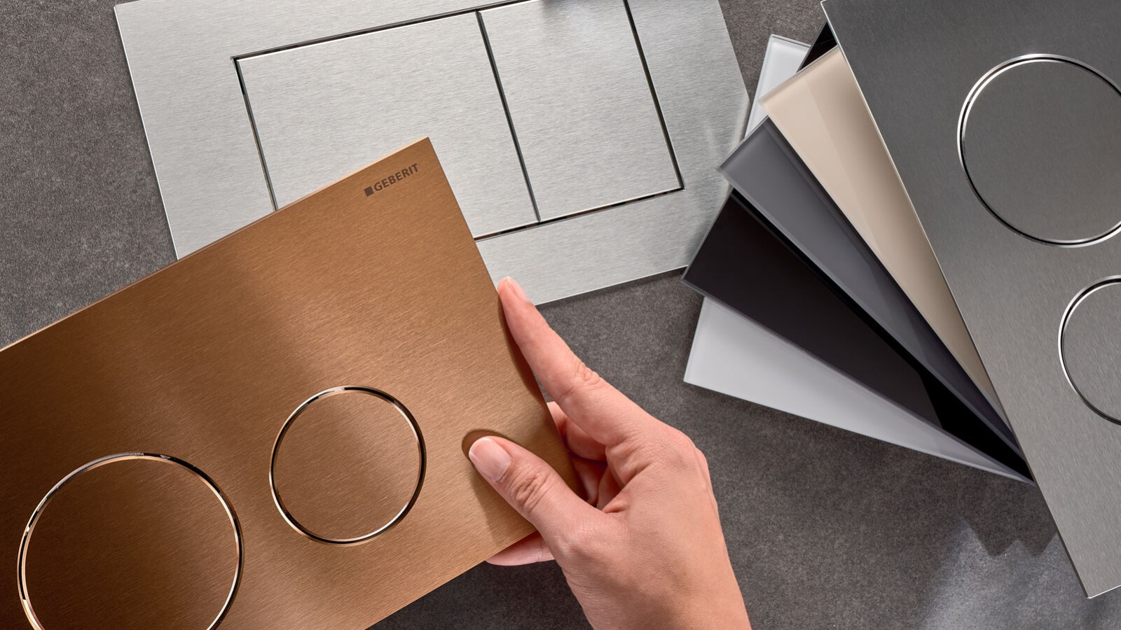 Geberit Sigma40 v različnih površinah in oblikah gumbov.