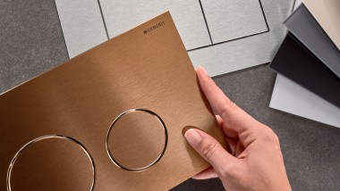 Geberit Sigma40 v različnih površinah in oblikah gumbov. Geberit Sigma40 v različnih površinah in oblikah gumbov.