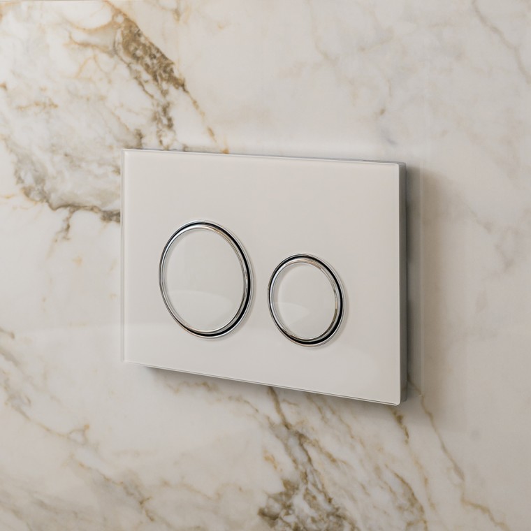 Bela aktivirna tipka Geberit Sigma50 z oblikovnimi obročki v srebrni barvi Bela aktivirna tipka Geberit Sigma50 z oblikovnimi obročki v srebrni barvi