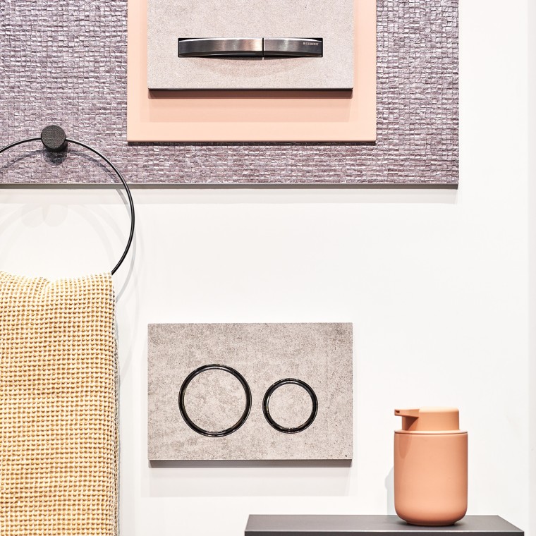 Kombinacija materialov v kopalnici ustvarja več udobja