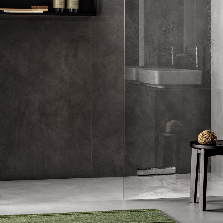 Prha v ravnini s stenskim odtokom Prha v ravnini s stenskim odtokom