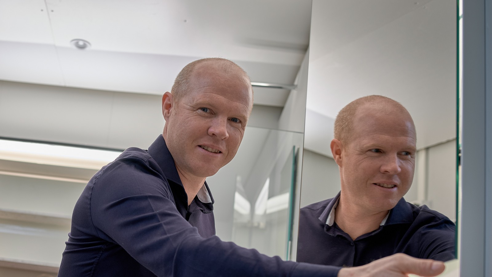 Strokovnjak za razsvetljavo Andreas Janser v laboratoriju za osvetlitev na sedežu podjetja Geberit v Rapperswil-Joni v Švici (© Geberit)