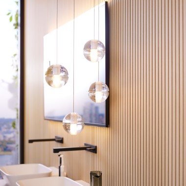 Pogled na umivalnik s stropnimi lučmi v ospredju (© Geberit)
