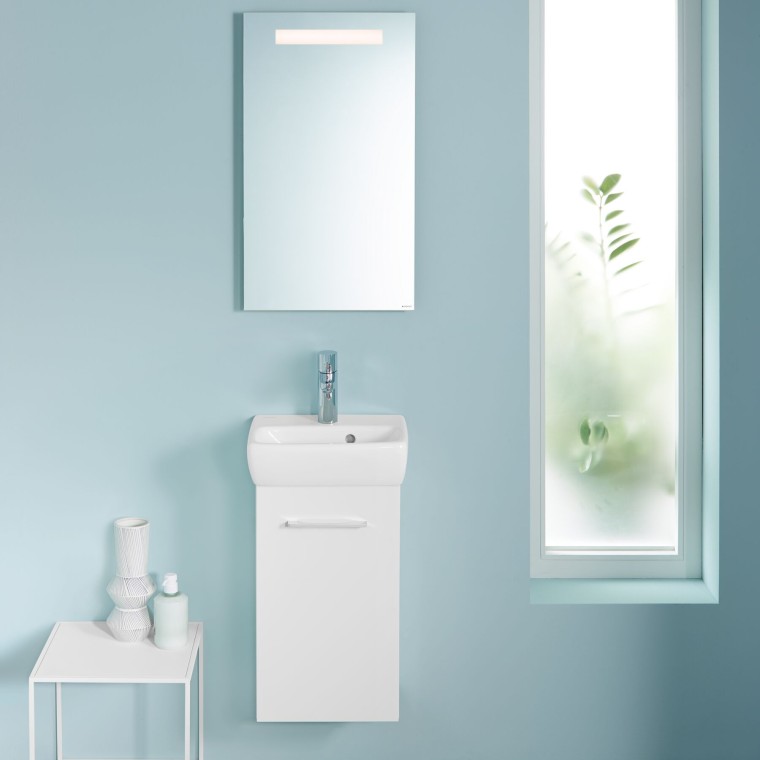 Majhna kopalnica za goste z umivalnikom Selnova in stensko WC školjko