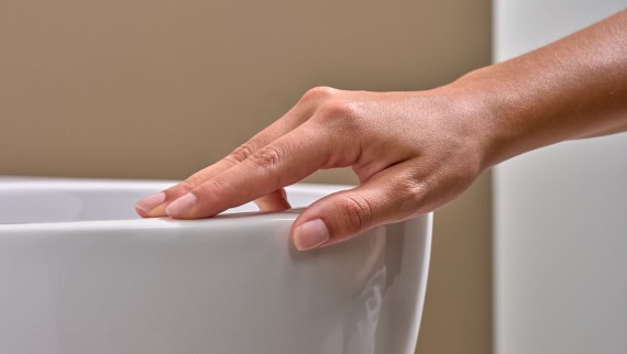 Roka se dotika WC-ja s KeraTect® premazom