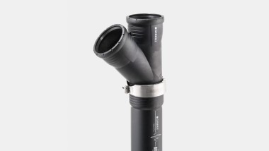 Geberit Silent-Pro z Geberit pritrdilno zaponko je idealen za odvodnjavanje streh