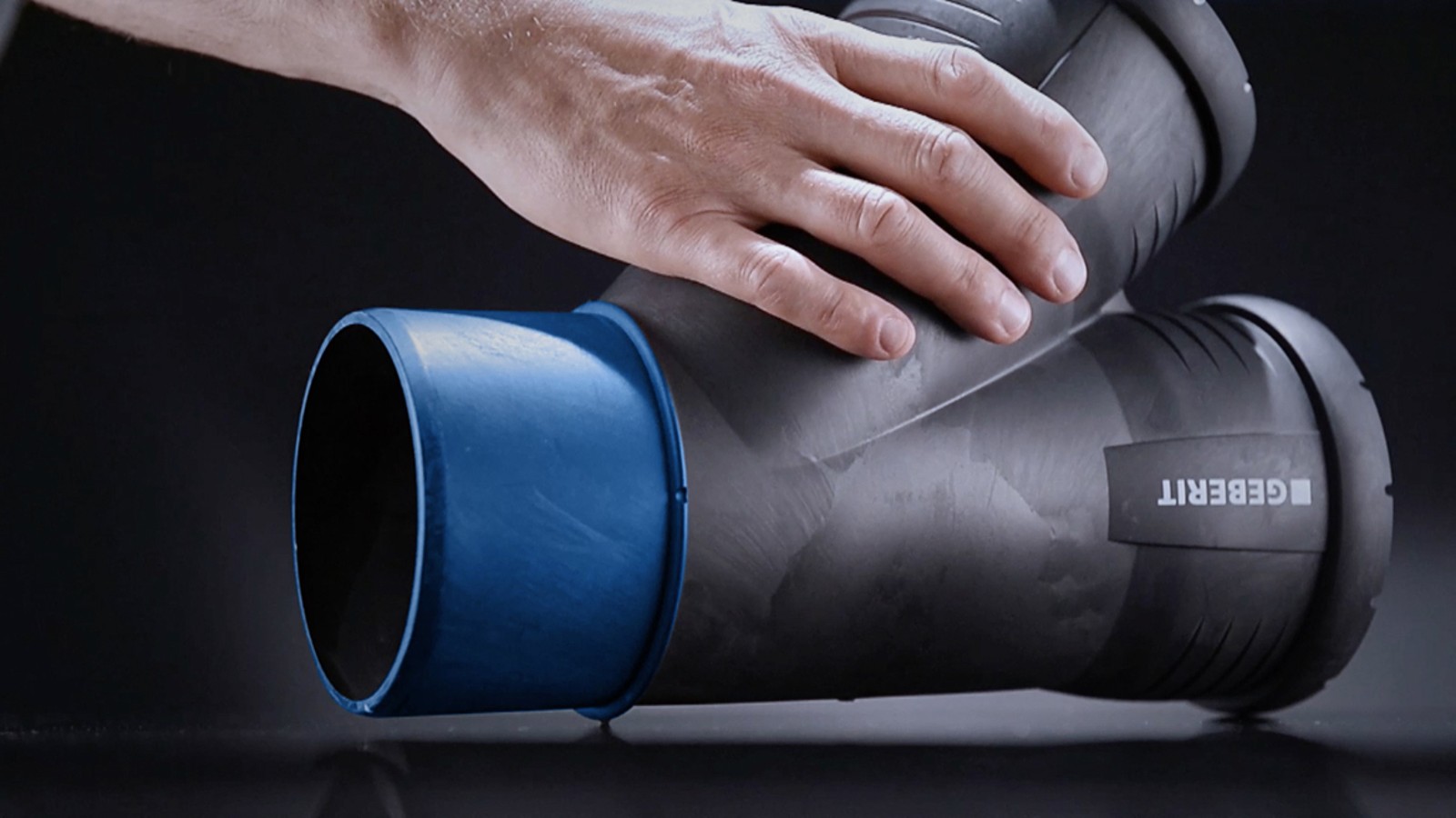 Pri Geberit Silent-Pro izbočen omejevalni obroč ščiti tesnilno površino pred praskami Pri Geberit Silent-Pro izbočen omejevalni obroč ščiti tesnilno površino pred praskami