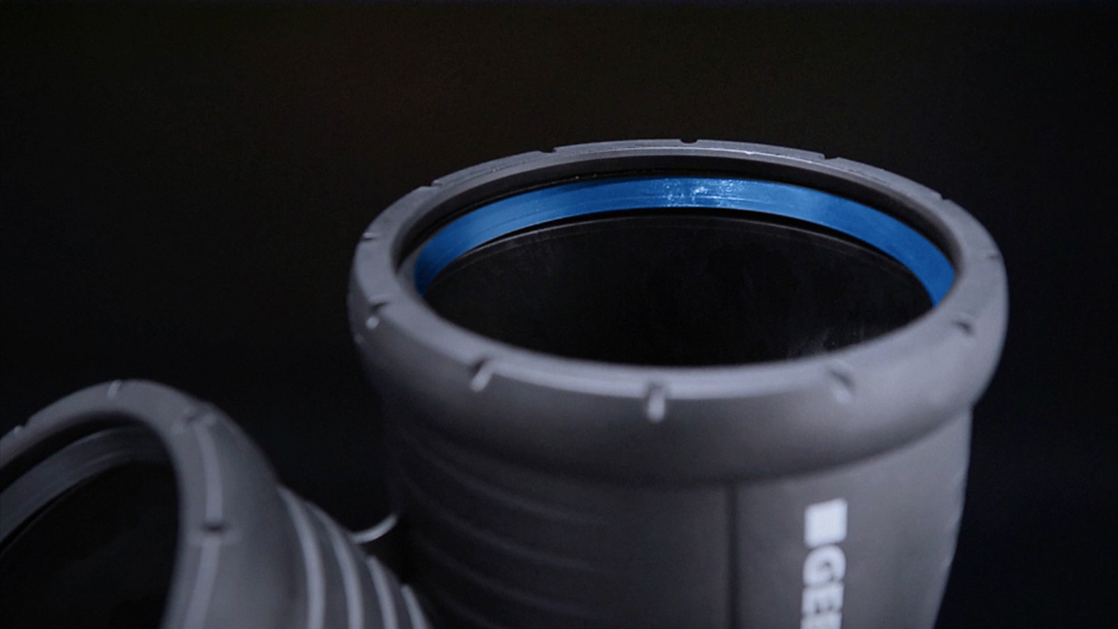 Tesnilni obroči Geberit Silent-Pro so izdelani iz visokokakovostnega, trpežnega EPDM materiala. Tesnilni obroči Geberit Silent-Pro so izdelani iz visokokakovostnega, trpežnega EPDM materiala.