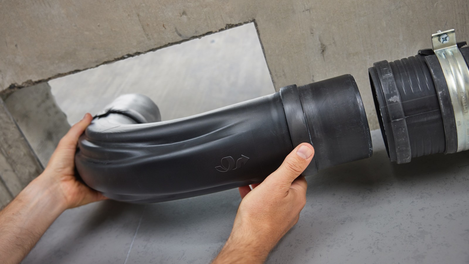 Koleno Geberit BottomTurn je hitrejše in enostavnejše za namestitev kot dve koleni pod kotom 45°. Koleno Geberit BottomTurn je hitrejše in enostavnejše za namestitev kot dve koleni pod kotom 45°.