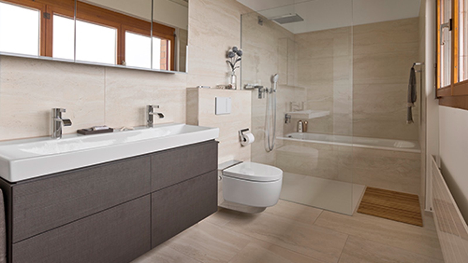 Kopalnica s straniščno školjko s prho Geberit AquaClean po prenovi