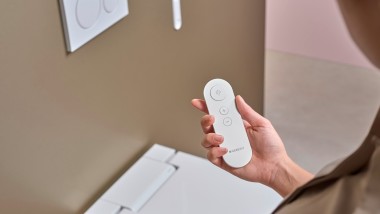 Praktičen daljinski upravljalnik zagotavlja priročno upravljanje tuš wc-ja. Praktičen daljinski upravljalnik zagotavlja priročno upravljanje tuš wc-ja.