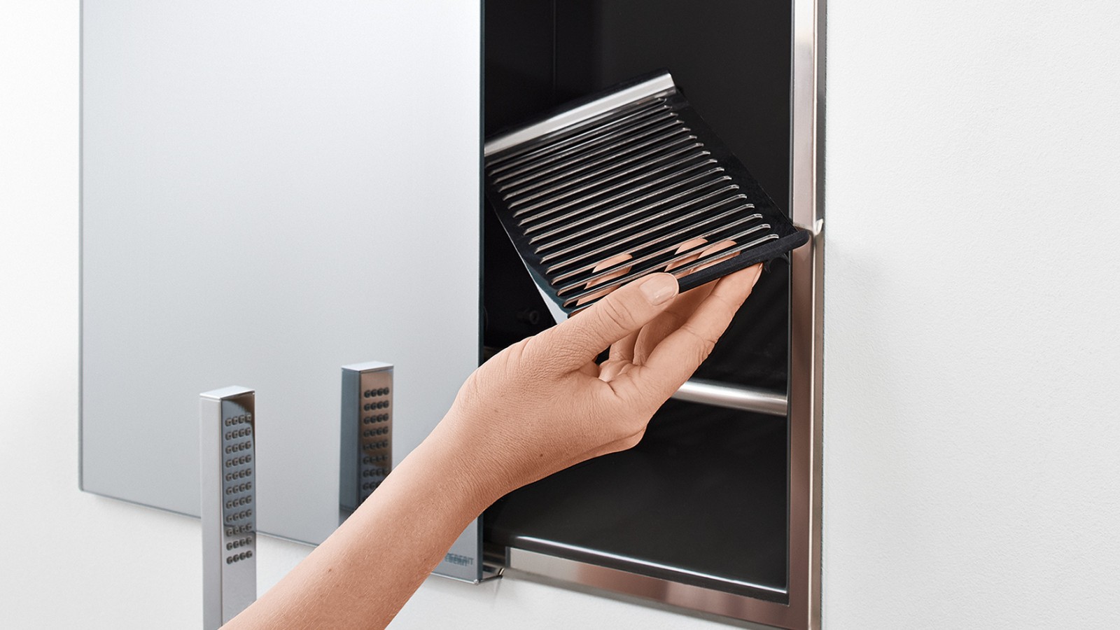 Geberit ONE tuš niša z ogledalom