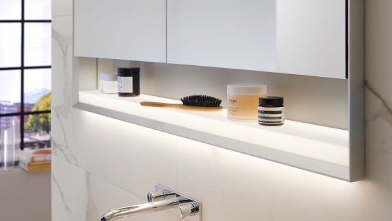 Omarica z ogledalom Geberit ONE s svetlobnim konceptom Geberit ComfortLight