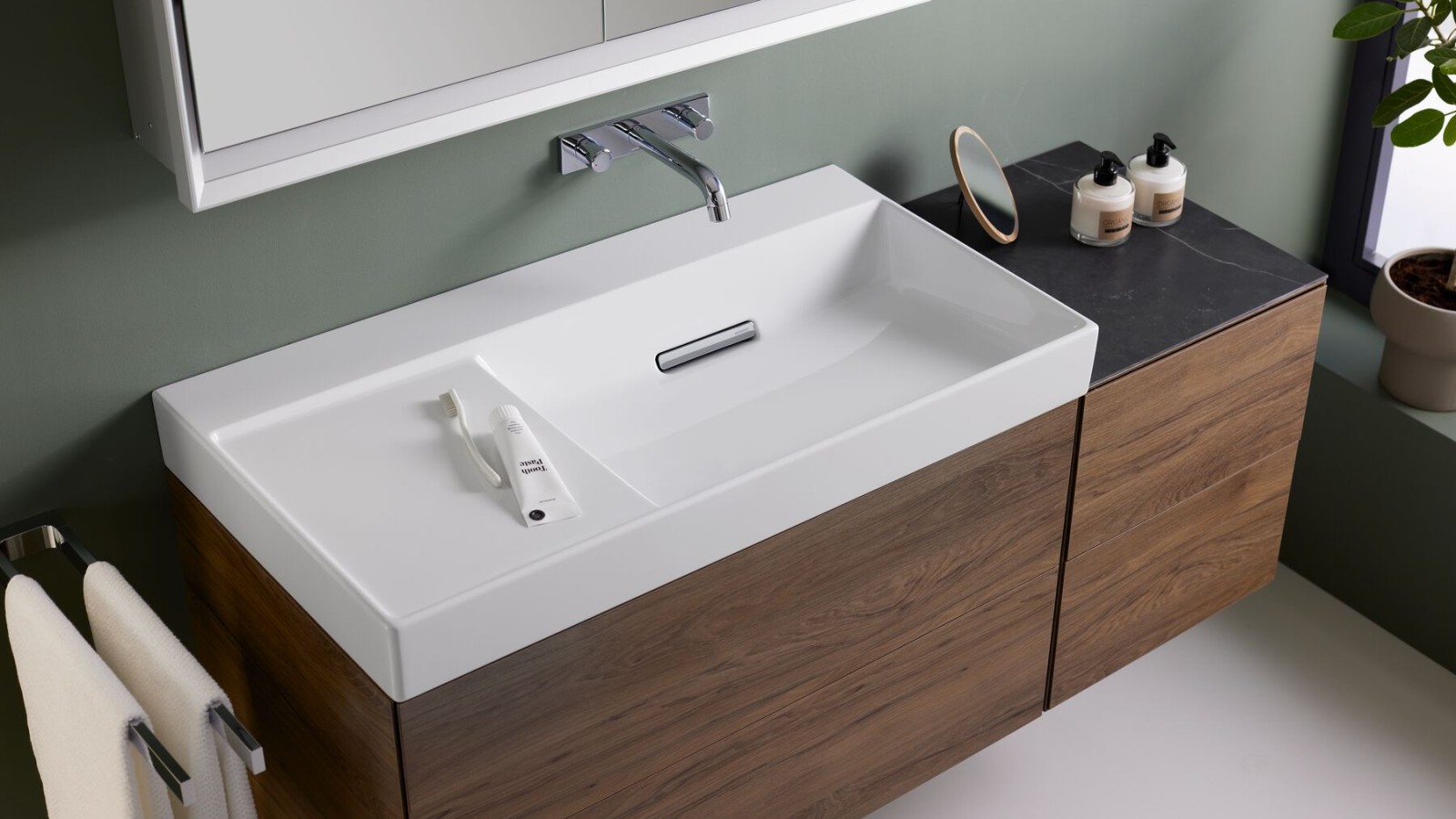 Visokokakovostna polica iz črnega marmorja