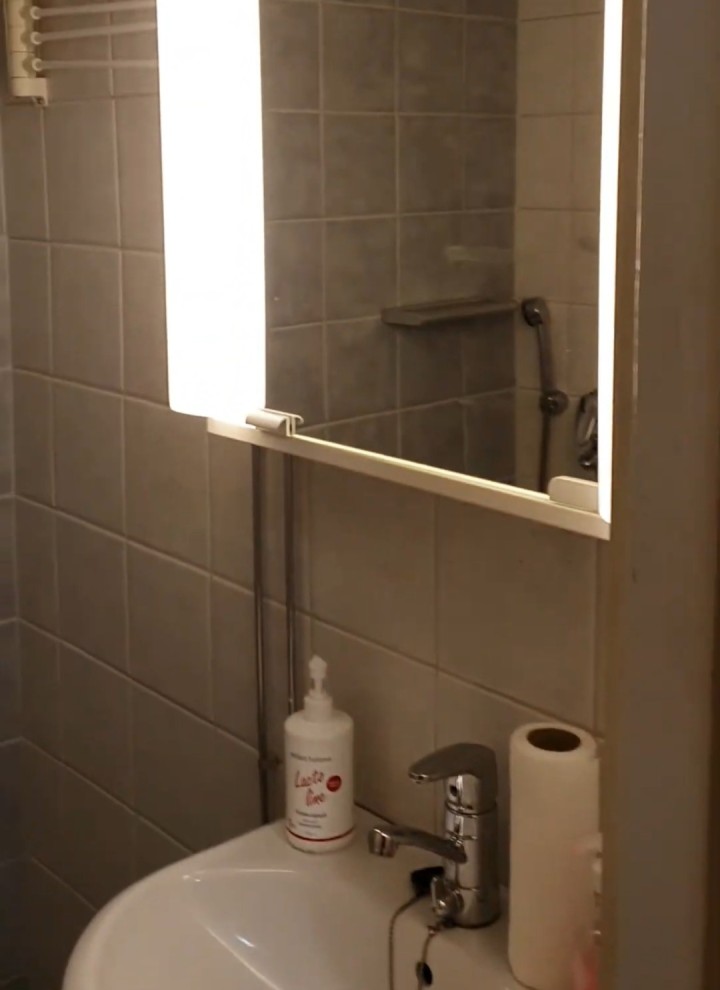 Slika majhne kopalnice z omarico z ogledalom in umivalnikom pred prenovo (© Meja Hynynen) Slika majhne kopalnice z omarico z ogledalom in umivalnikom pred prenovo (© Meja Hynynen)