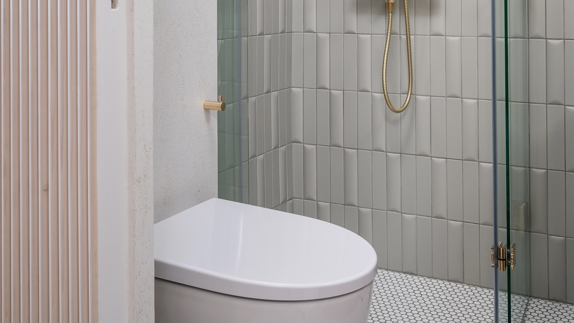 Slika potem majhne kopalnice z visečim WC-jem Geberit iz serije kopalnic iCon (© Meja Hynynen) Slika potem majhne kopalnice z visečim WC-jem Geberit iz serije kopalnic iCon (© Meja Hynynen)