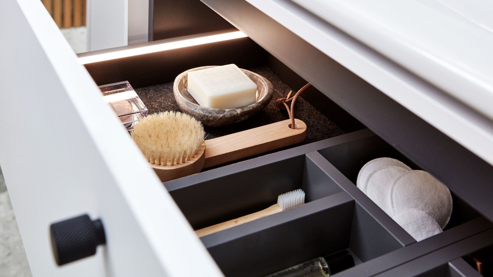 Odprta omarica pod umivalnikom