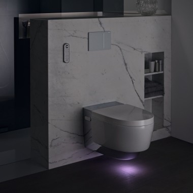 Geberit AquaClean Mera Comfort krom z orientacijsko osvetlitev (© Geberit)