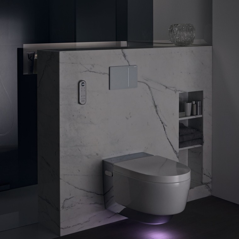 Geberit AquaClean Mera Comfort krom z orientacijsko osvetlitev (© Geberit)