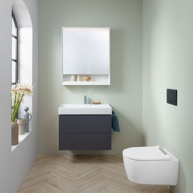 Majhna kopalnica v mint barvi z omarico za umivalnik lava, omarico z ogledalom, aktivirno tipko in WC školjko Geberit