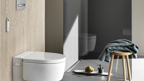 Tuš WC Geberit AquaClean Mera Comfort z daljinskim upravljalnikom in aktivirna tipka Sigma50 (© Geberit) Tuš WC Geberit AquaClean Mera Comfort z daljinskim upravljalnikom in aktivirna tipka Sigma50 (© Geberit)