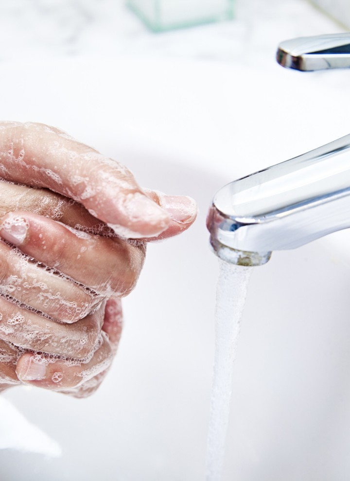 Umivanje rok v umivalniku