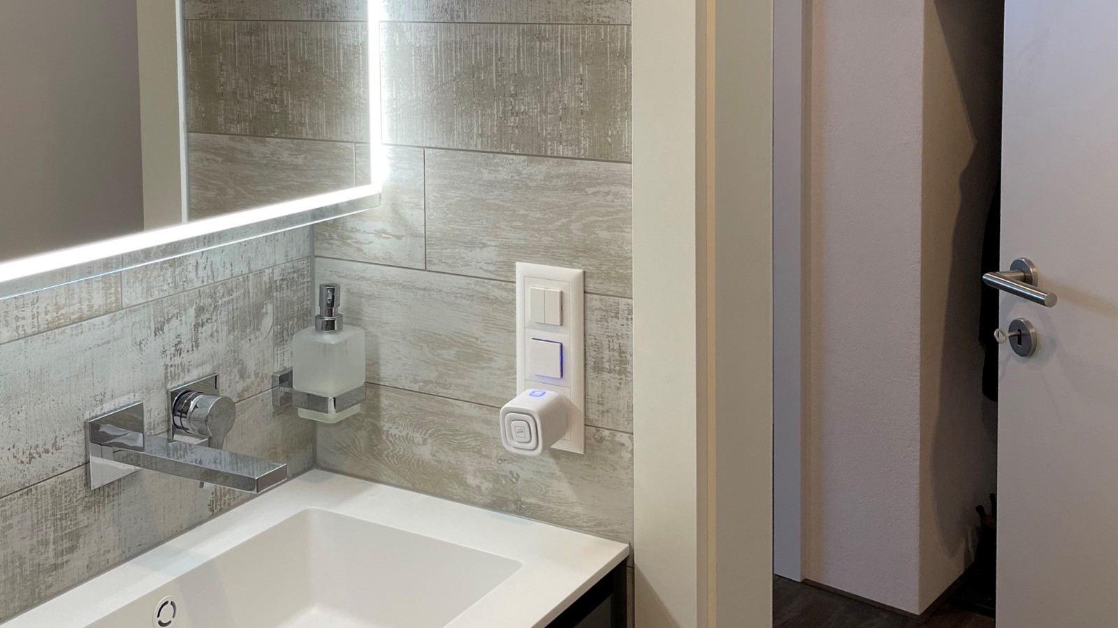 Vrata, ki se odpirajo navzven, prihranijo prostor v kopalnici