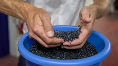 Črne plastične kroglice (© Ben Huggler)