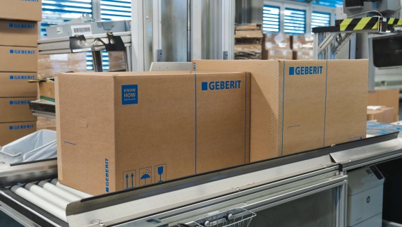 Nova, manjša embalaža (levo) za tuš stranišča v nasprotju s staro kartonsko škatlo (desno) (© Julia Dunlop) Nova, manjša embalaža (levo) za tuš stranišča v nasprotju s staro kartonsko škatlo (desno) (© Julia Dunlop)