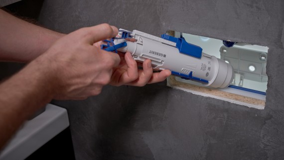 Inštalater vgradi splakovalni ventil Geberit v podometni splakovalnik (© Ben Huggler) Inštalater vgradi splakovalni ventil Geberit v podometni splakovalnik (© Ben Huggler)