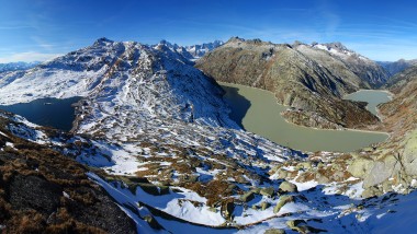 Pogled na zimsko pokrajino v regiji Grimsel z vrha (© Kraftwerke Oberhasli AG)